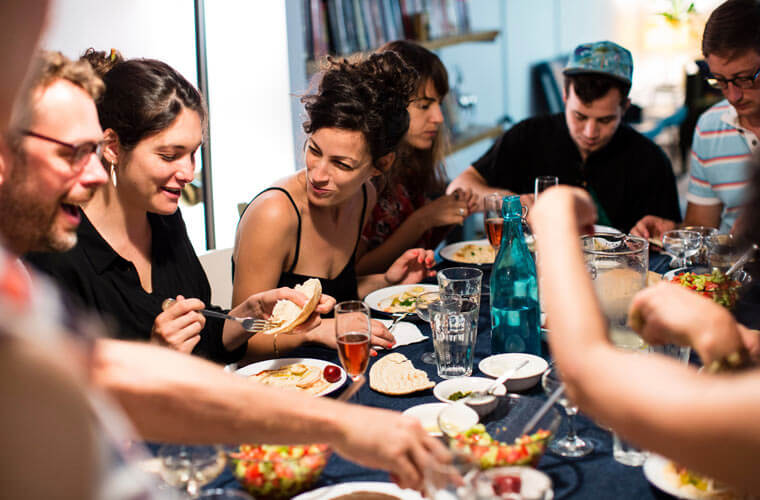 Read more about the article The 10 commandments for hosting a great gathering – Israeli style